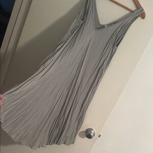 Women's Size Large Italian Made Light Grey Sleeveless VNeck Flowing Summer Dress